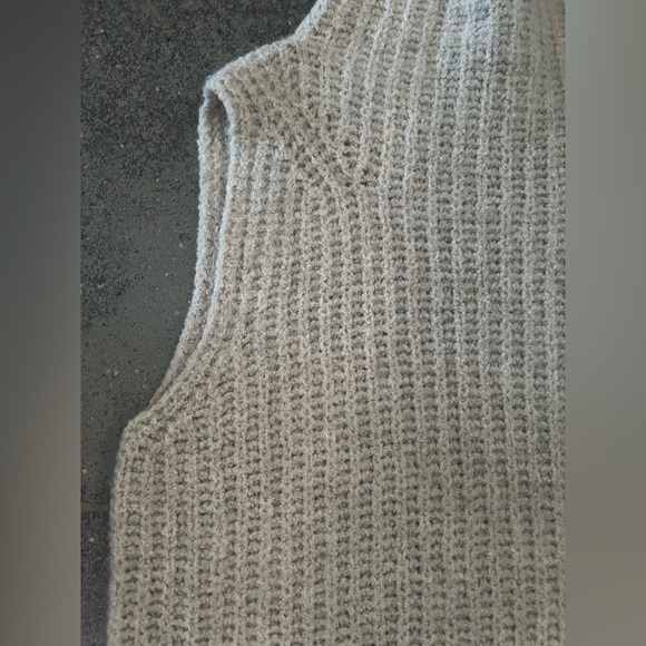 VINCE Cashmere Mock-neck Sleeveless
Sweater in Oatmeal Tan. Size XS. EUC - Picture 5 of 14